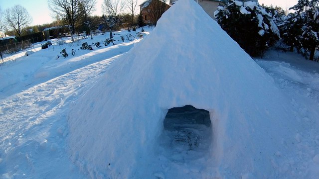 Берлога за 10 минут — укрытие из снега и тента
