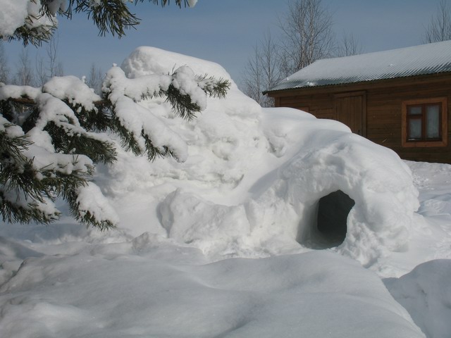 Как построить горку из снега во дворе